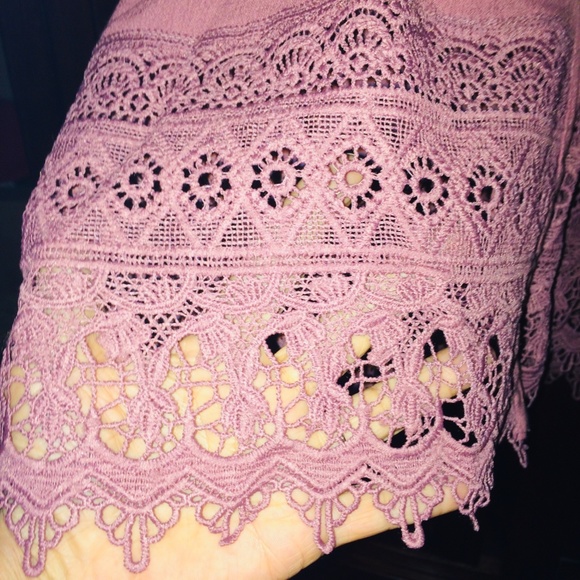 So pretty ladies shirt/blouse, size L with lace effect on wrist/bottom - Picture 5 of 8